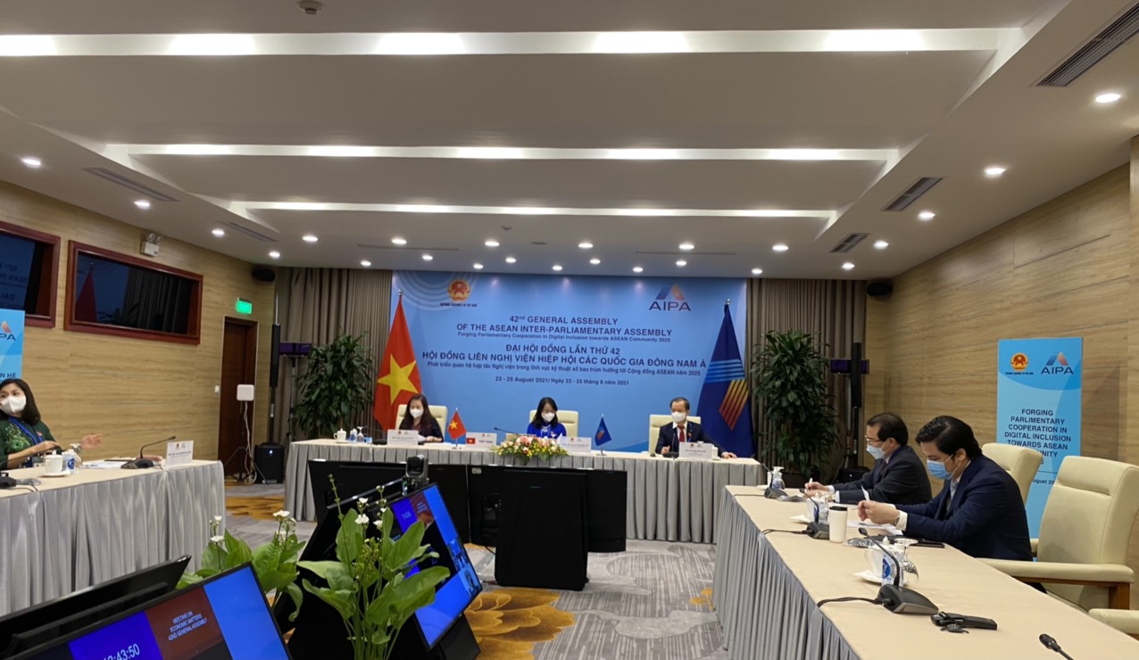 Phó Tổng cục trưởng Tổng cục Du lịch Hà Văn Siêu cùng Đoàn đại biểu Quốc hội Việt Nam tham dự phiên họp Ủy ban kinh tế trong khuôn khổ Đại hội đồng Liên nghị viện Hiệp hội các quốc gia Đông Nam Á lần thứ 42 (AIPA-42)